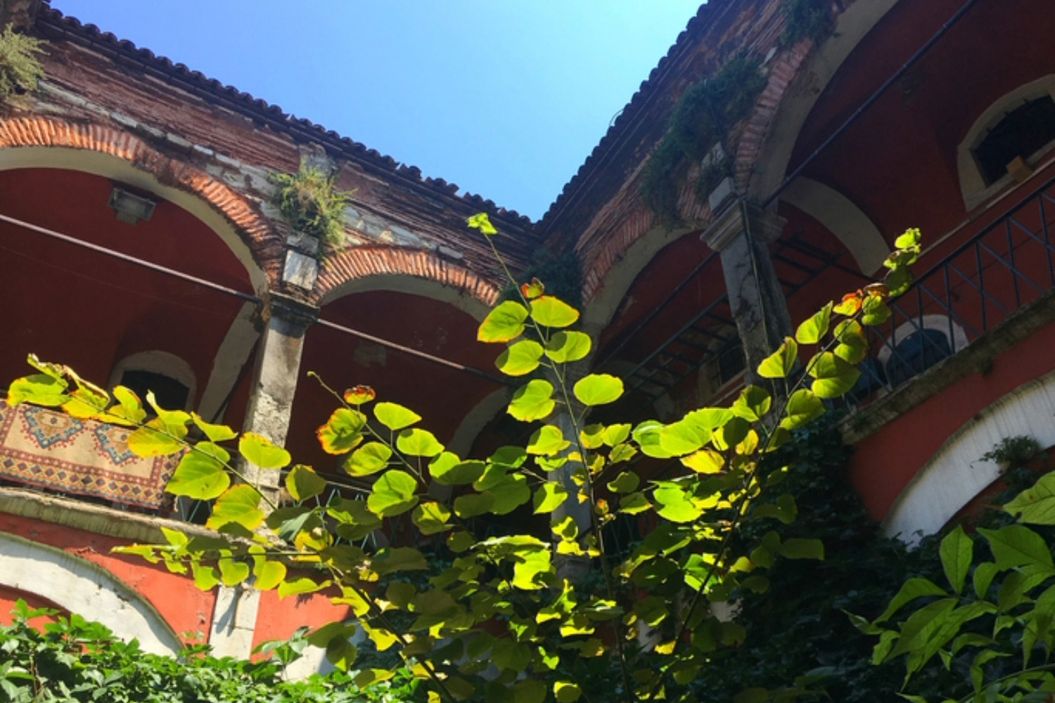 Geçmişin Saklı Hikayeleri: Tarihi Yarımada'nın Meşhur Hanları